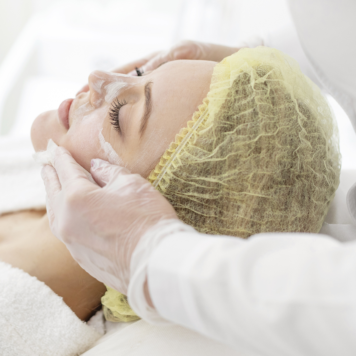 Mujer recibiendo tratamiento facial estético en Mima Estética Avanzada