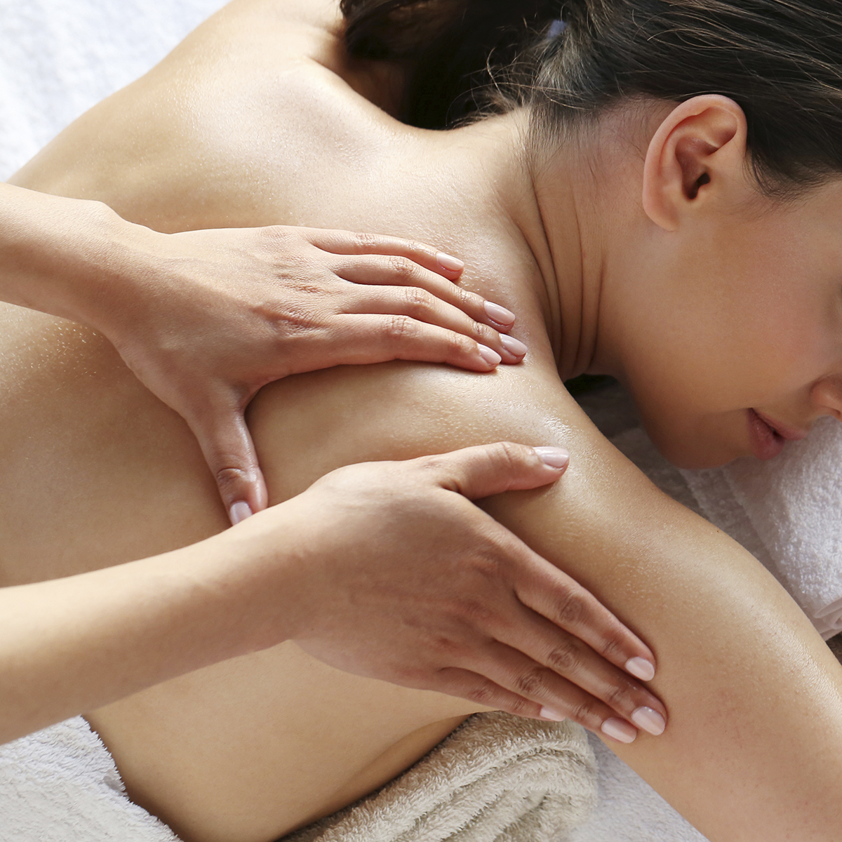 mujer recibiendo masaje en Mima Estética